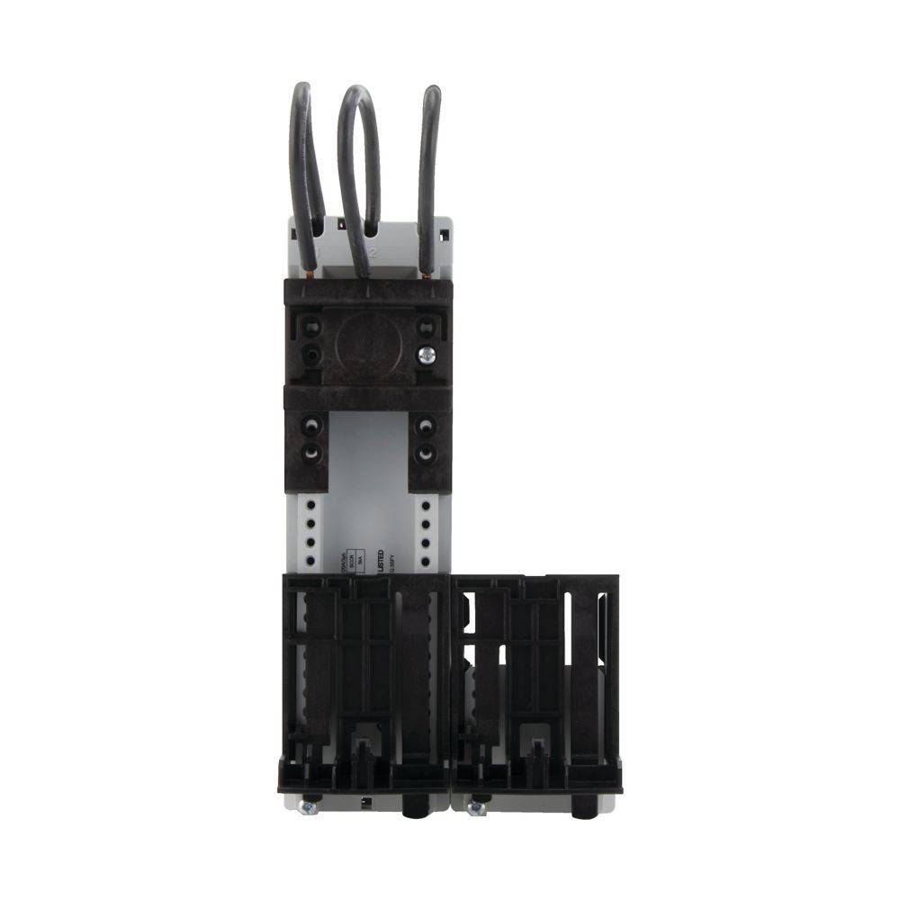 Eine elektrische Komponente mit angeschlossenen Kabeln und mehreren Anschlüssen, von vorne betrachtet, vor einem einfarbigen weißen Hintergrund.