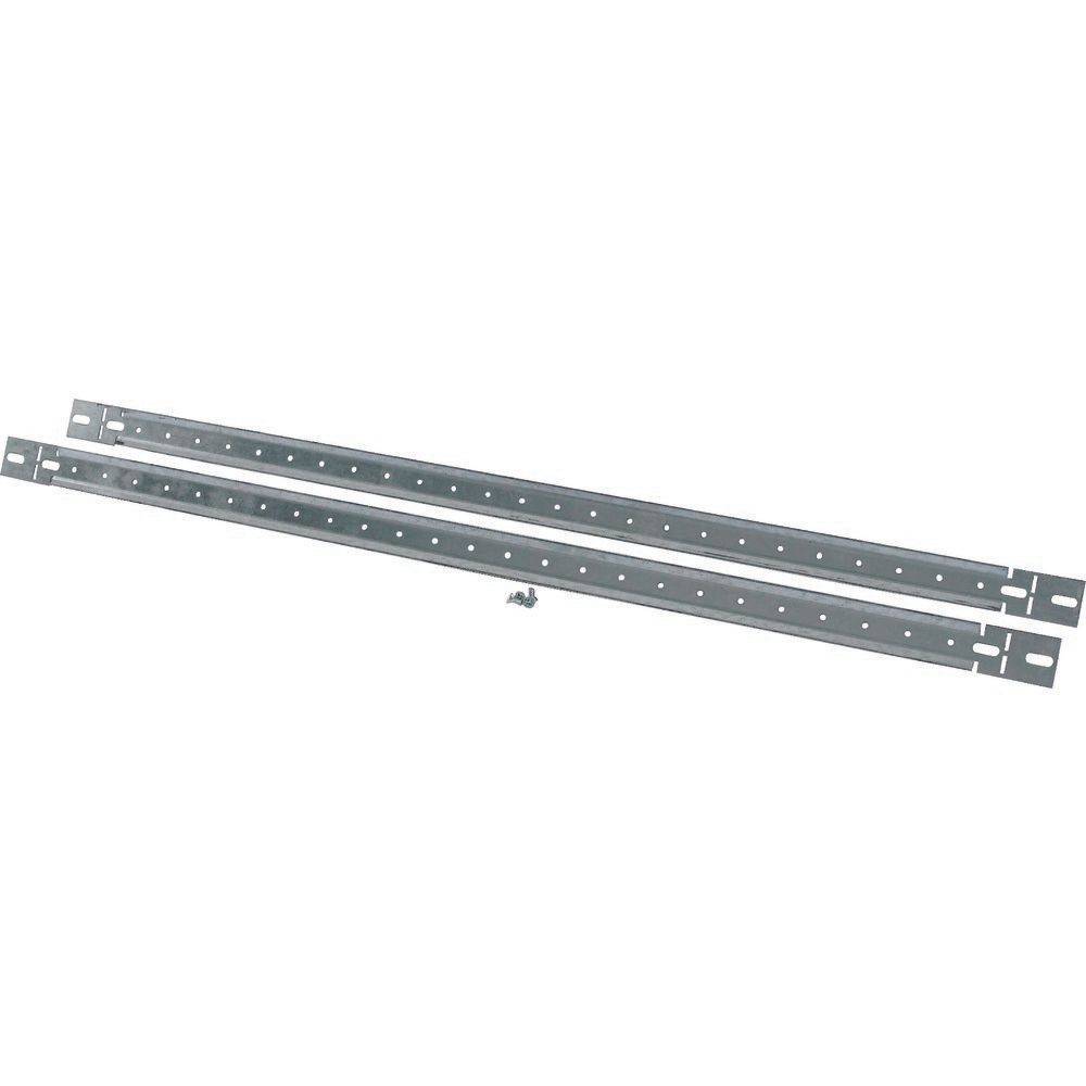 Zwei Metall-Rack-Montage-Schienen mit Löchern für verstellbare Positionierung, die typischerweise zum Befestigen von Geräten in einem Rack-System verwendet werden.