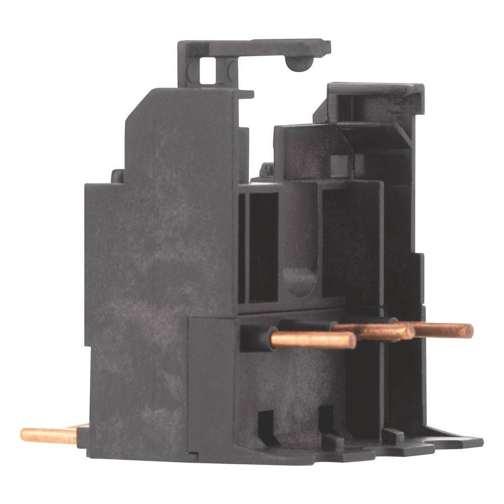 Eine schwarze elektrische Relaiskomponente mit sichtbaren Kupferklemmen, die sich horizontal erstreckt, geeignet für industrielle oder elektronische Anwendungen.