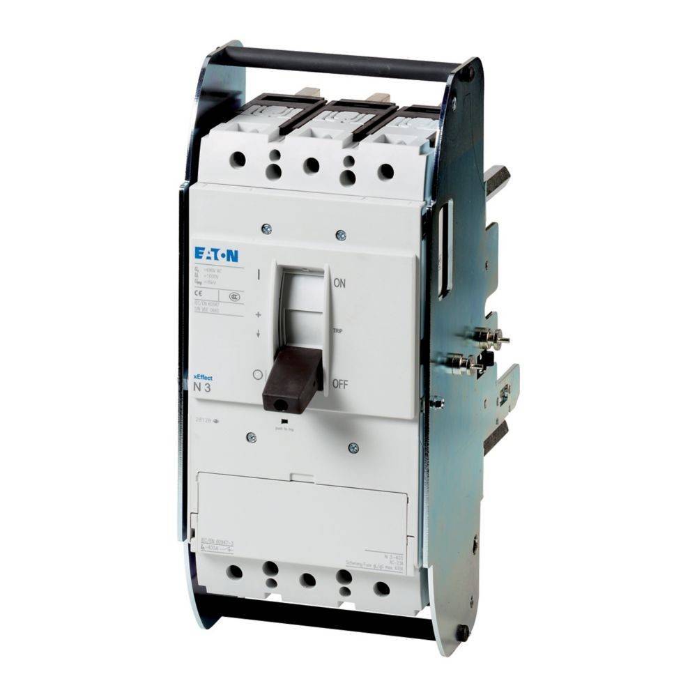 Eaton-Leistungsschalter mit auf EIN-Position gestelltem Hebel, montiert auf einem Metallrahmen, konzipiert für elektrisches Energiemanagement und Sicherheit.