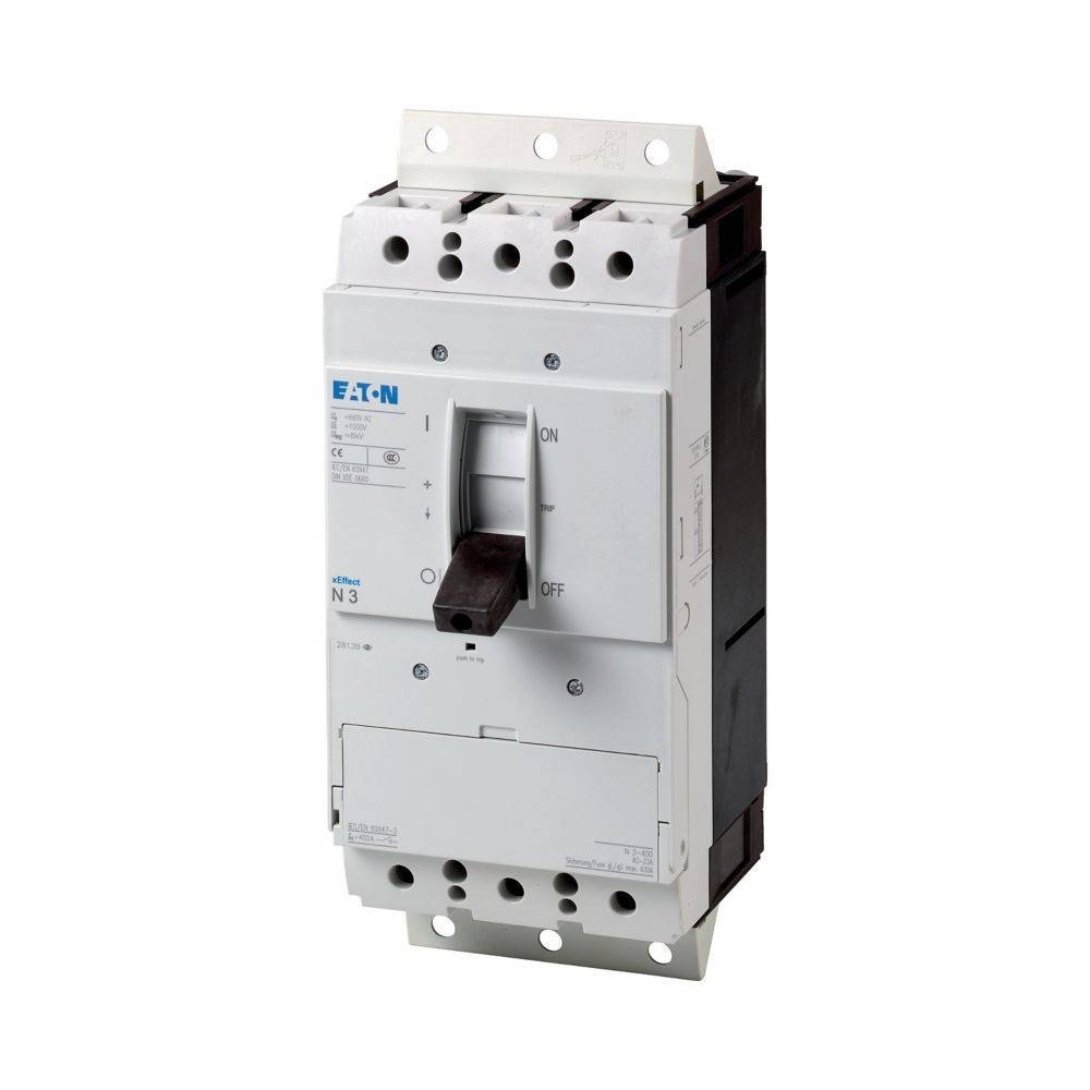 Ein dreipoliger Leistungsschalter mit grauem Gehäuse und schwarzem Schalter, vertikal montiert. Geeignet für elektrischen Schutz und Steuerung.