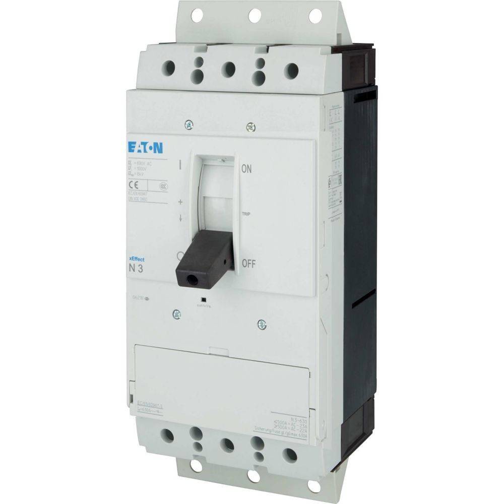 Ein Leistungsschalter mit einem Schalter, der mit 'EIN' und 'AUS' beschriftet ist, auf einem Metallrahmen montiert, der zur Steuerung der elektrischen Stromversorgung verwendet wird.