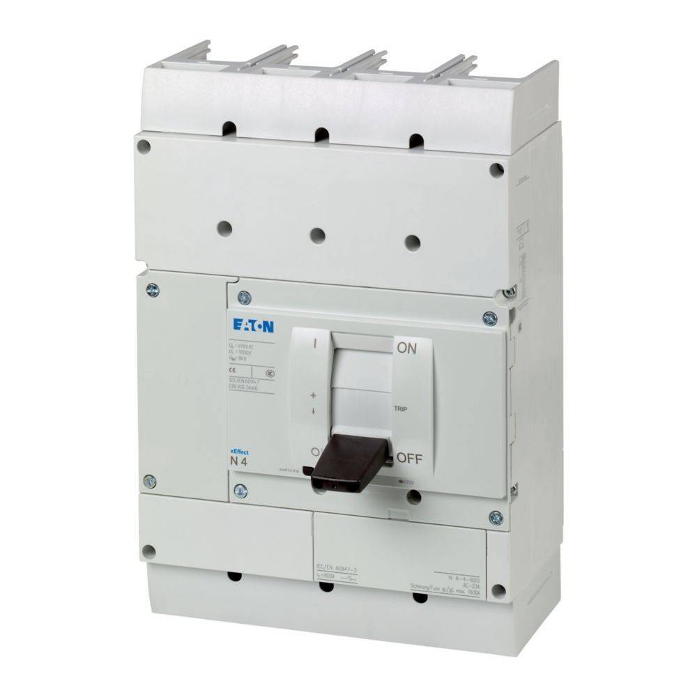Ein weißer elektrischer Sicherungsautomat mit einem 'EIN' und 'AUS' Schalter ist zu sehen. Der Sicherungsautomat trägt den Markennamen 'Eaton' auf seiner Vorderseite.