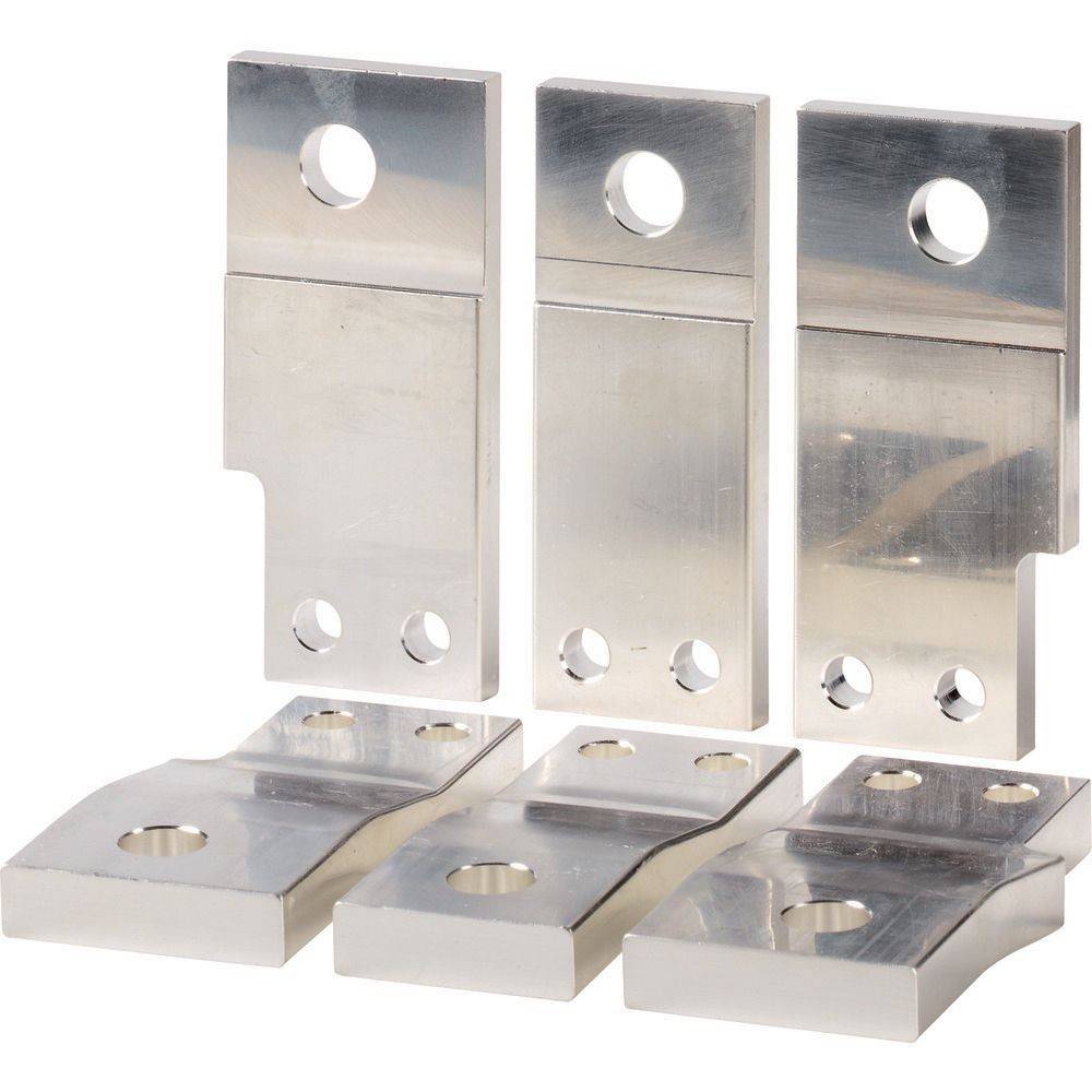 Drei Metallhalterungen mit Löchern, drei aufrecht stehend und drei flach liegend. Sie erscheinen glänzend und werden wahrscheinlich für mechanische Montagen verwendet.