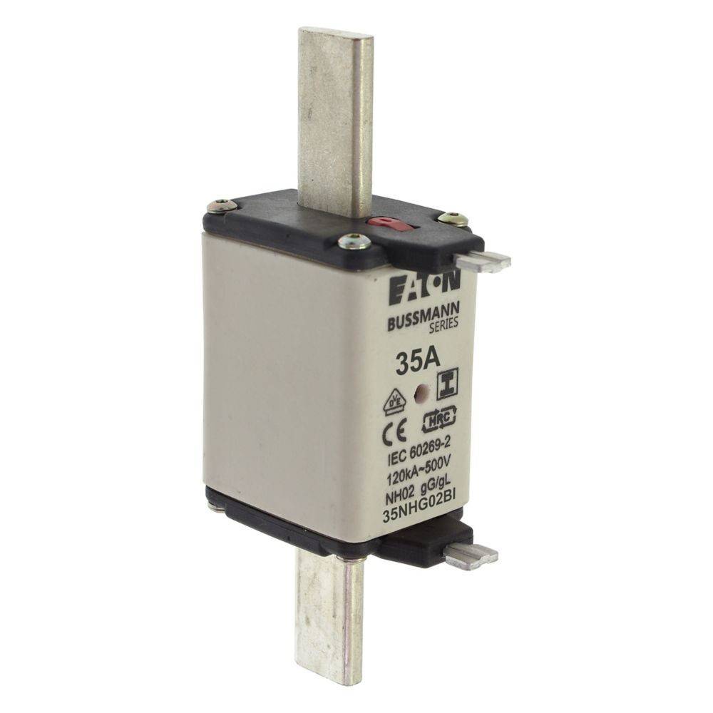 Eine 'Bussmann-Serie' 35A-Sicherung von Eaton, die ihre Kontaktstifte und Etikettendetails wie IEC-Bewertungen für elektrische Anwendungen zeigt.