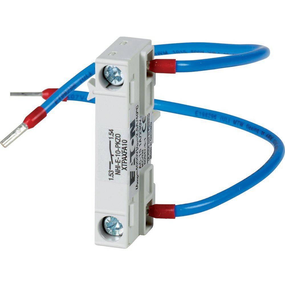 Ein kleiner, rechteckiger elektrischer Sicherungshalter mit angeschlossenen blauen Kabeln, der zum Schutz von Stromkreisen durch das Aufnehmen austauschbarer Sicherungen ausgelegt ist.