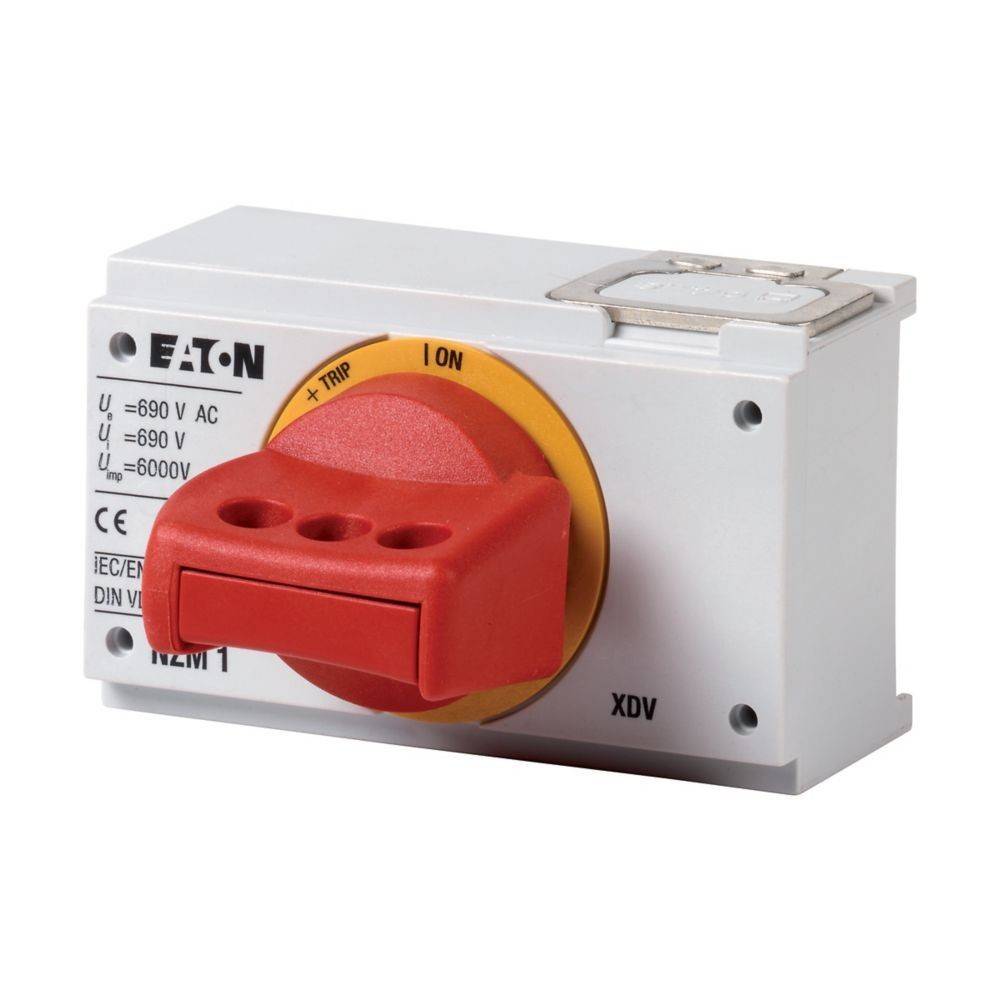 Ein rot-gelber Eaton-Elektroschalter, beschriftet mit Spannungsspezifikationen, der zur Anzeige von Ein- und Aus-Positionen für die Stromsteuerung verwendet wird.