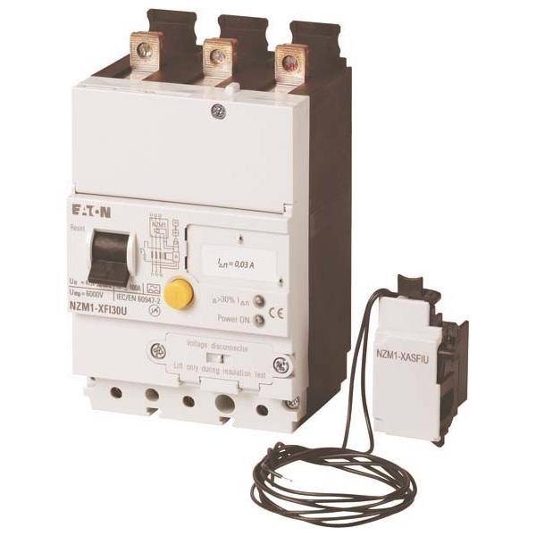 Ein Leistungsschalter mit separatem angebautem Relaismodul und Verdrahtung, mit der Bezeichnung 'NZM1-XFIU', der für elektrische Sicherheit und Steuerung verwendet wird.