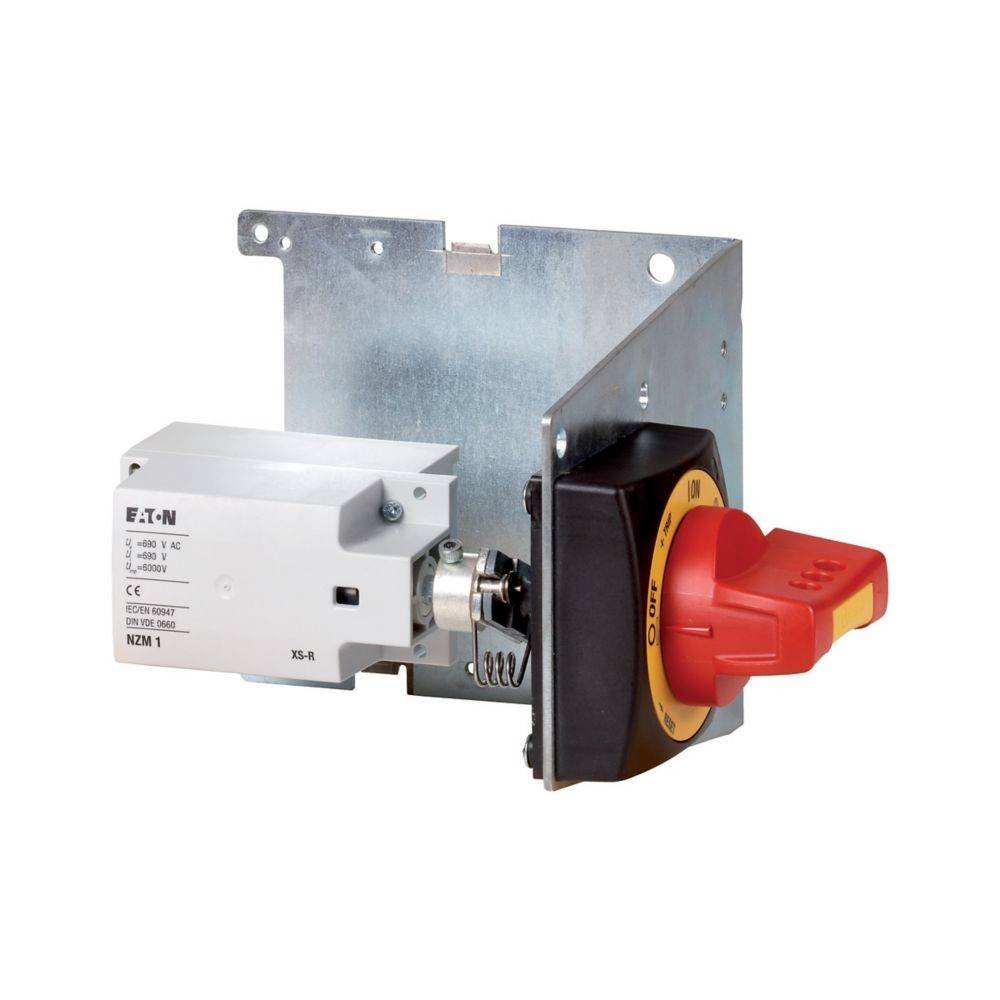 Drehschalter mit rotem und gelbem Griff, der auf einer Metallplatte montiert ist, mit der Beschriftung Eaton, 16A, 690V AC, NZM1.