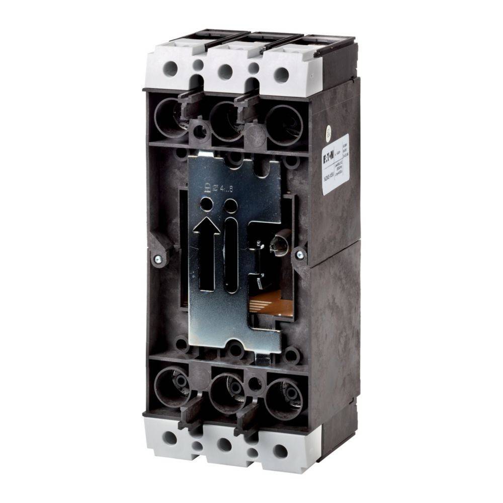 Ein dreipöliger elektrischer Leistungsschalter mit metallenem Schalthebel, für industrielle Anwendungen konzipiert, mit sichtbaren Anschlussklemmen.