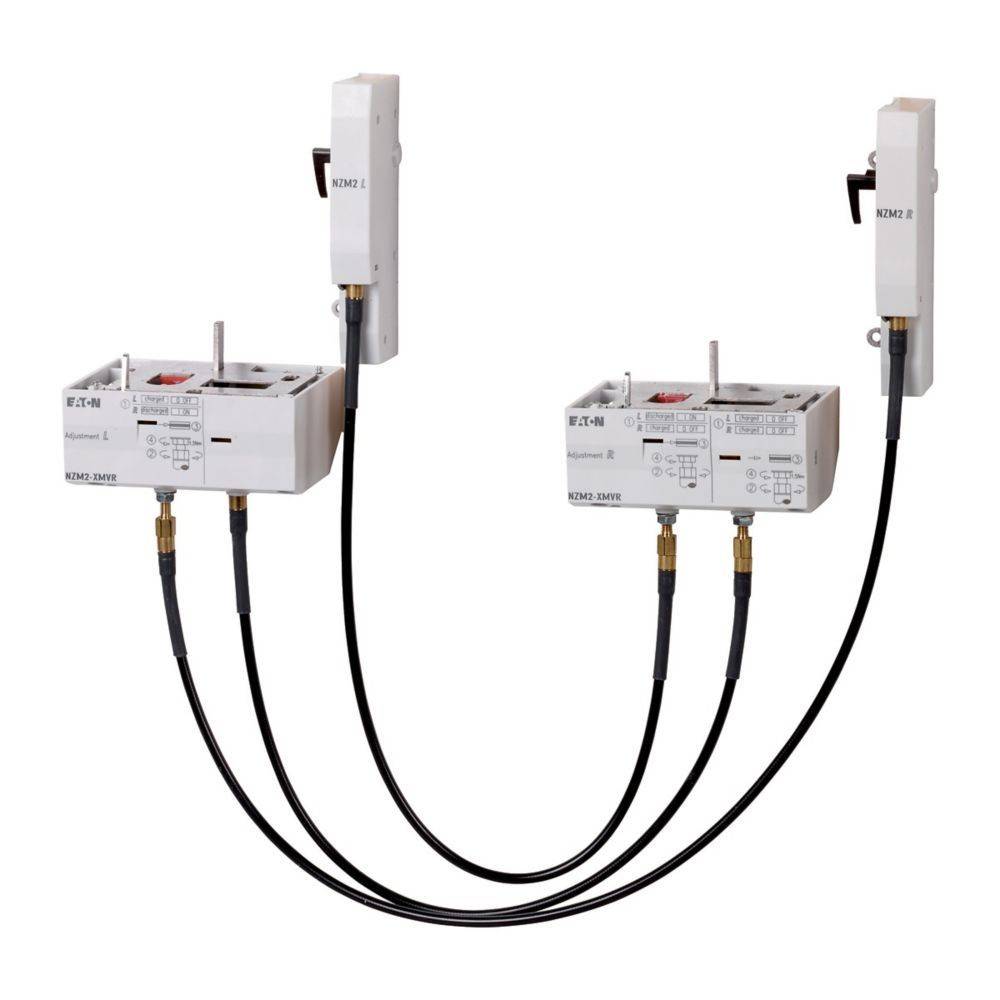 Zwei weiße Sicherungsautomaten, die durch schwarze Kabel miteinander verbunden sind und mit 'KNI2' beschriftet sind. Sie verfügen über rote Schalter und verschiedene aufgedruckte Spezifikationen.