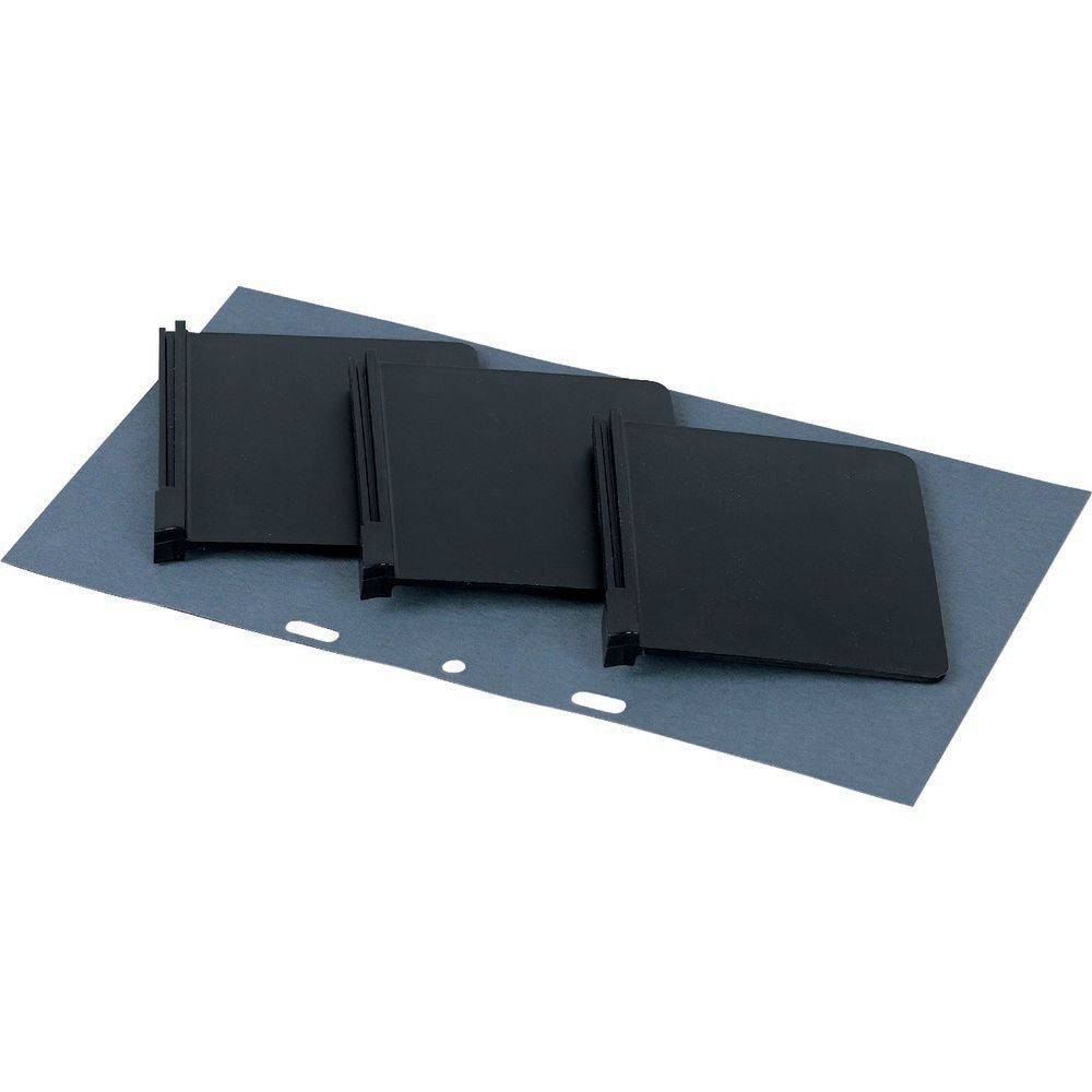 Drei schwarze Aktenklemmhefter liegen auf einem grauen Blatt, die zum Organisieren und Sichern von gelochten Papieren in Ordnern verwendet werden.