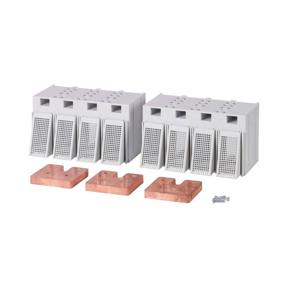 Ein Satz weißer modularer Komponenten mit gelochten Frontflächen, vier Holzblöcken und Metallschrauben, wahrscheinlich für Bau- oder Montagezwecke.