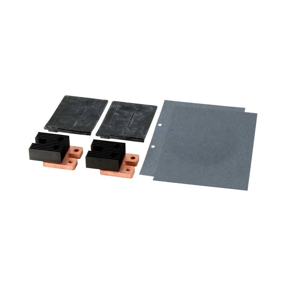 Satz von zwei schwarzen Gummidichtungen, zwei Kupfer- und schwarzen Kühlkörpern und einem großen schwarzen Blatt; Komponenten zur Kühlung von Elektronik.