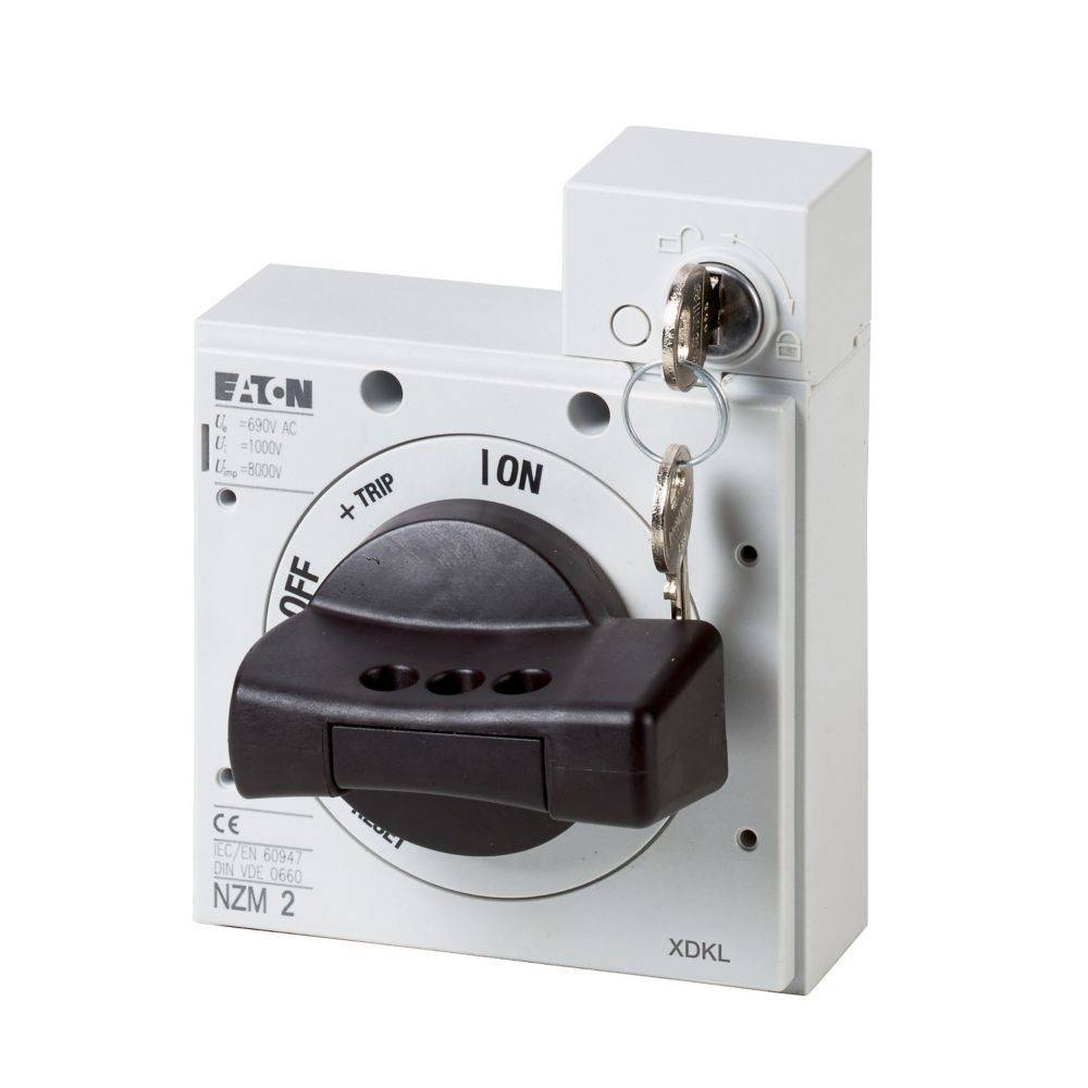 Ein Schalter mit Verriegelungsmechanismus, beschriftet mit 'EIN' und 'AUS + AUSLÖSUNG', mit einem eingelegten Schlüssel. Die Marke Eaton und das Modell NZM 2 sind sichtbar.