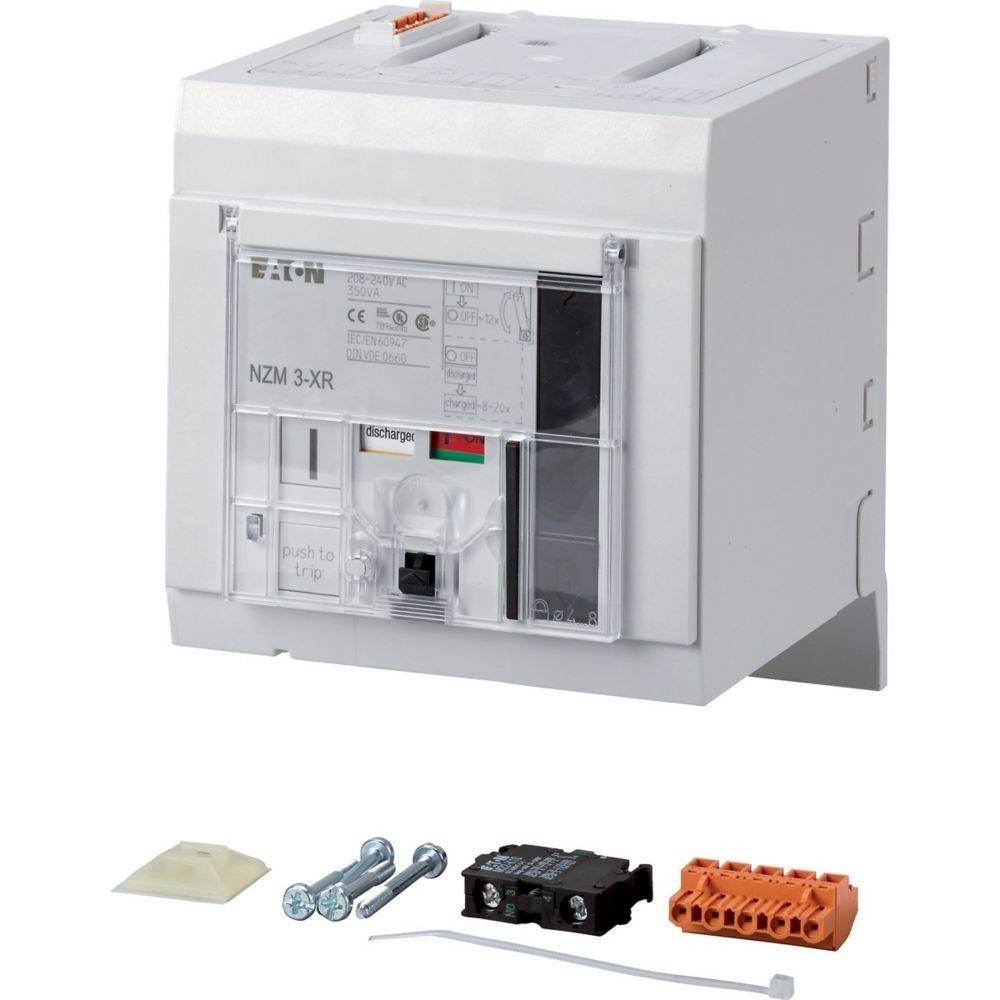 Ein weißer Leistungsschalter mit der Aufschrift 'Eaton NZM 3-XR' mit verschiedenen Installationszubehörteilen wie Schrauben, einer kleinen Leiterplatte und Anschlüssen.
