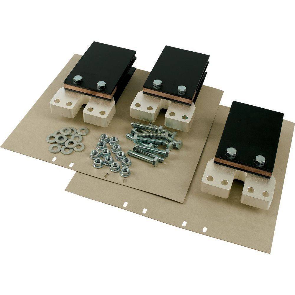 Drei elektrische Sammelschienenklemmen mit Schrauben, Muttern und Unterlegscheiben auf einer braunen Oberfläche, verwendet für den Zusammenbau in elektrischen Installationen.