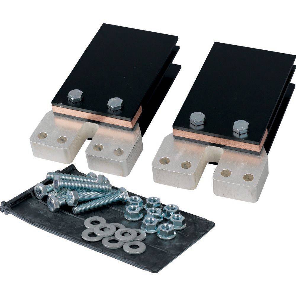 Ein Set aus zwei schwarzen und kupferfarbenen elektrischen Anschlüssen mit sichtbaren Schrauben, zusammen mit einem Beutel mit Schrauben, Unterlegscheiben und Bolzen zur Installation.