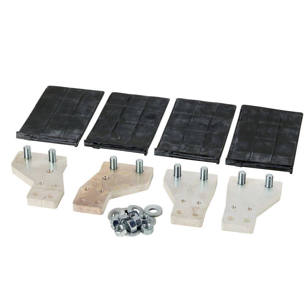 Vier schwarze Gummiblecke, vier metallische Platten mit Schrauben sowie ein Satz Unterlegscheiben und Muttern sind auf einem weißen Hintergrund angeordnet.