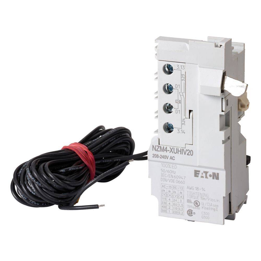 Ein Eaton-Elektronikgerät mit weißem Gehäuse und mehreren Anschlüssen, beschriftet mit 'NZM4-XUHIV20', mit einem aufgerollten schwarzen Kabel angeschlossen.