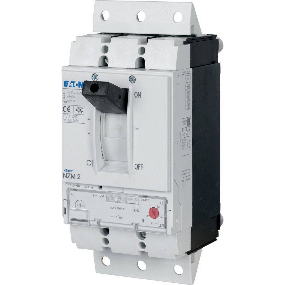 Ein Leistungsschalter mit einer Schalterstellung, die 'EIN' und 'AUS' anzeigt; Modell NZM 2 von Eaton. Verwendet für elektrische Sicherheit und Steuerung.