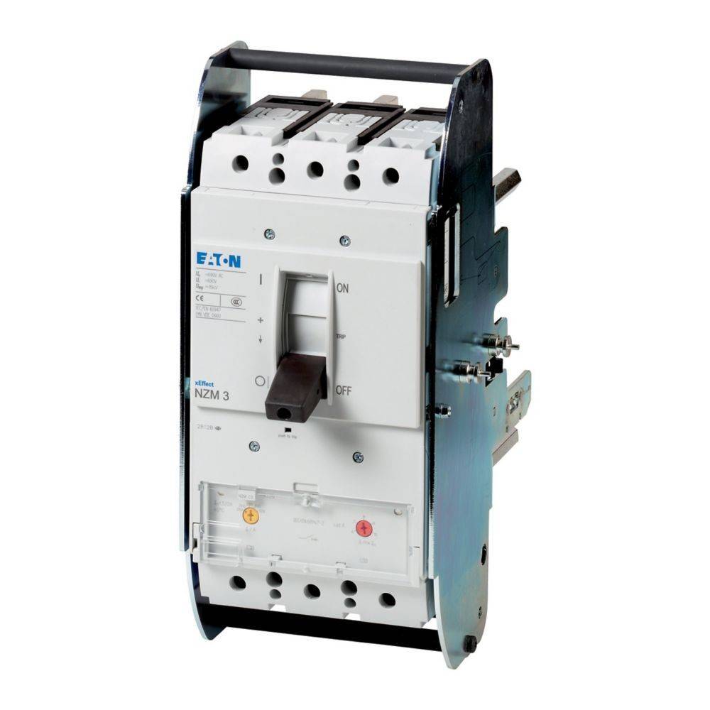 Ein Leistungsschalter mit der Beschriftung ‚EATON NZM 3' wird gezeigt, der einen ‚Ein/Aus'-Schalter und Metallgriffe an den Seiten aufweist. Geeignet für große elektrische Systeme.
