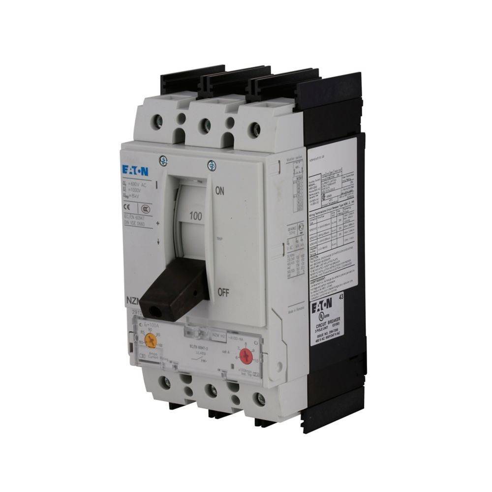 Ein dreiphasiger Leistungsschalter mit seinem Schalter in der 'AUS'-Position. Er ist mit elektrischen Spezifikationen und Markierung versehen.