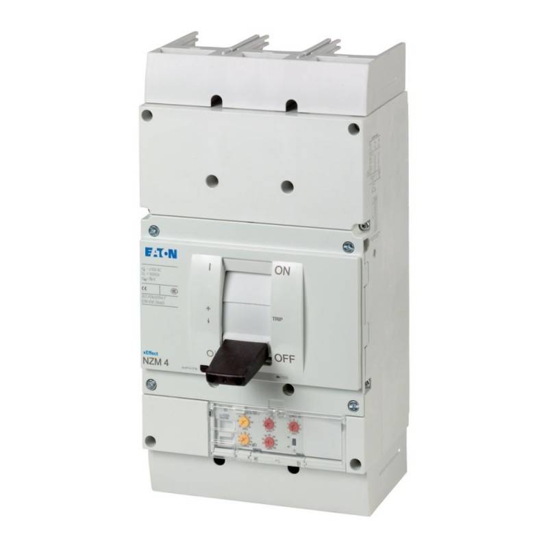 Ein weißer Leistungsschalter mit der Bezeichnung 'Eaton NZM4' mit einer Schalterstellung, die 'EIN' und 'AUS' zeigt, der für elektrische Sicherheit und Steuerung verwendet wird.
