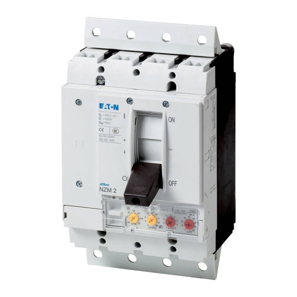 Ein dreipoliger elektrischer Leistungsschalter mit einem Hebel, der die Positionen 