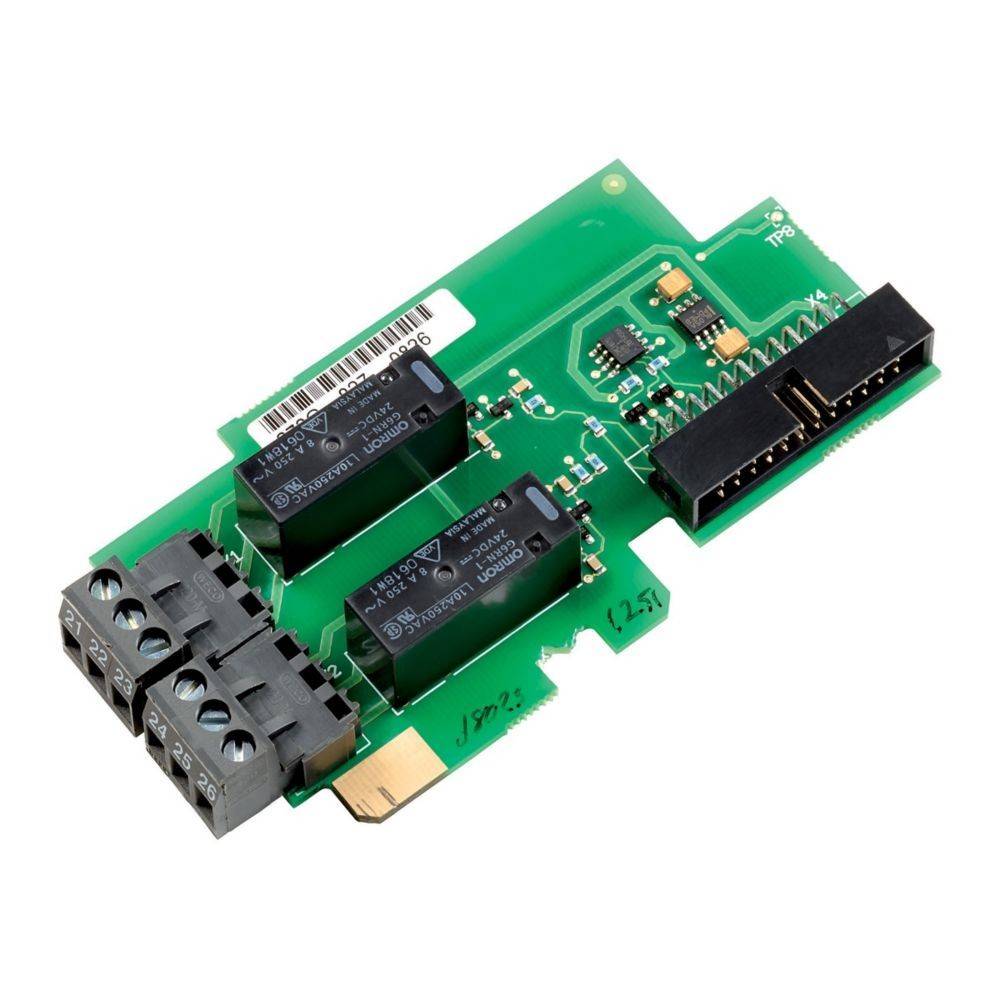 Eine grüne Leiterplatte mit drei schwarzen Komponenten, Anschlüssen und sichtbaren Schaltkreisen. Verwendet für elektronische Anwendungen oder Geräte.