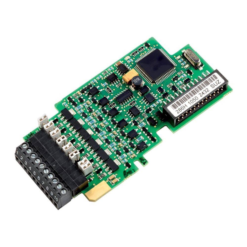 Ein grünes Leiterplattenbrett mit mehreren elektronischen Komponenten, Anschlüssen und einem Barcode-Etikett. Verwendet für elektronische Gerätefunktionen.