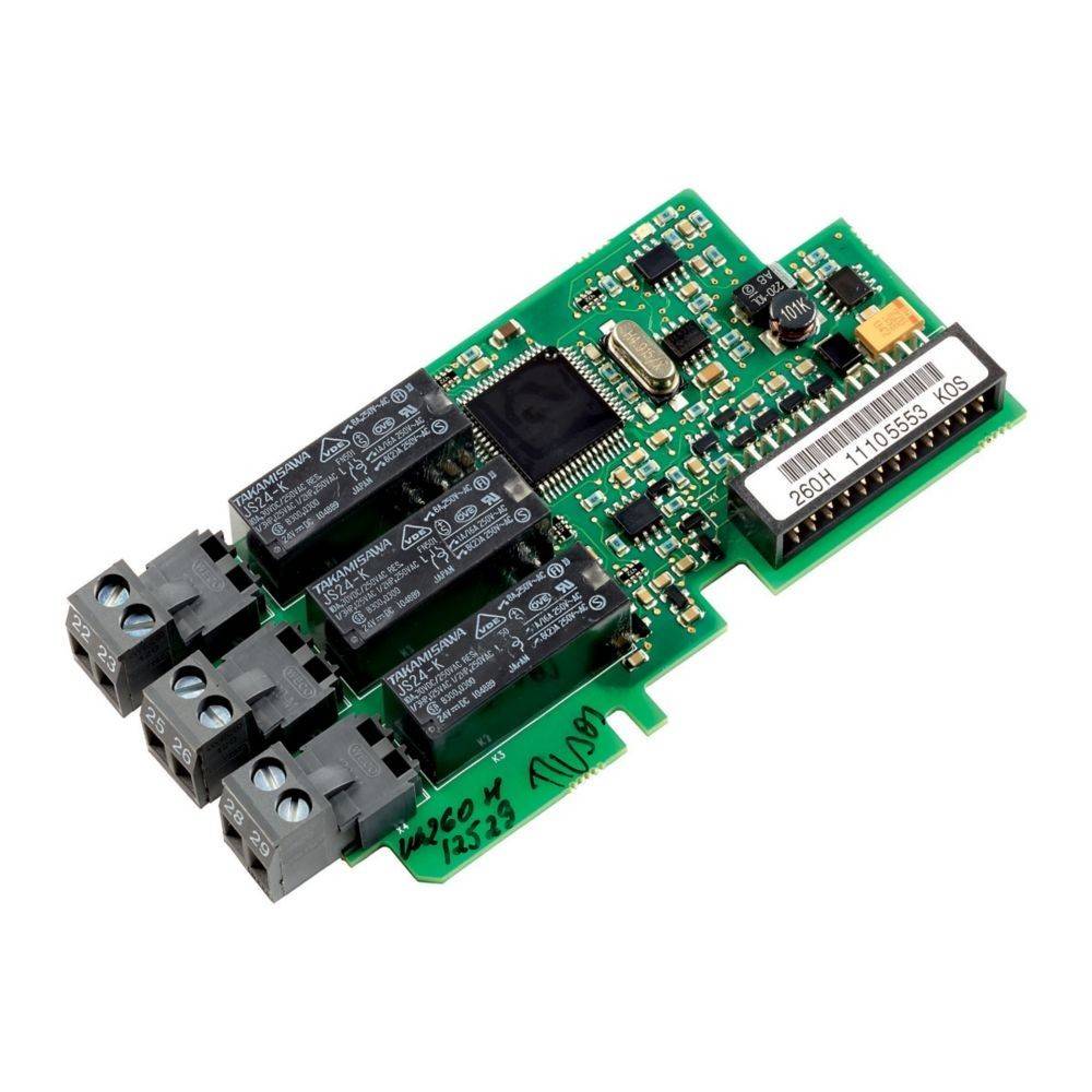 Eine grüne Leiterplatte mit verschiedenen elektronischen Bauteilen, darunter drei schwarze Relais und ein Barcode-Etikett auf der rechten Seite.