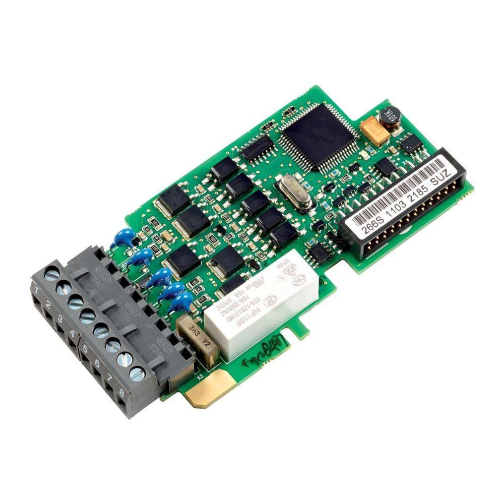 Eine Leiterplatte mit verschiedenen elektronischen Komponenten wie Steckverbindern, integrierten Schaltkreisen und Widerständen.