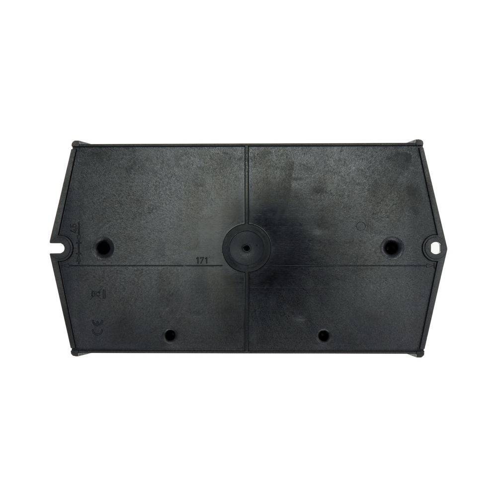 Eine rechteckige schwarze Kunststoffbasis mit eingesenkten Abschnitten und kleinen Löchern, die zur Stabilität dient und möglicherweise unter einer Straßensperre oder einem Schild verwendet wird.