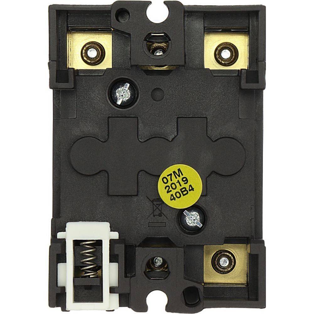 Eine rechteckige schwarze elektrische Komponente mit Messingschraubklemmen und einem gelben Aufkleber, auf dem Zahlen und Buchstaben zu sehen sind.