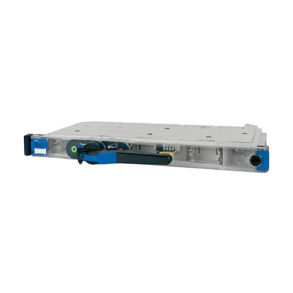 Ein Netzwerk-Serverblatt mit sichtbaren Ports und Anschlüssen, ausgestattet mit einem Griff für einfache Installation oder Entfernung aus einem Serverrack.