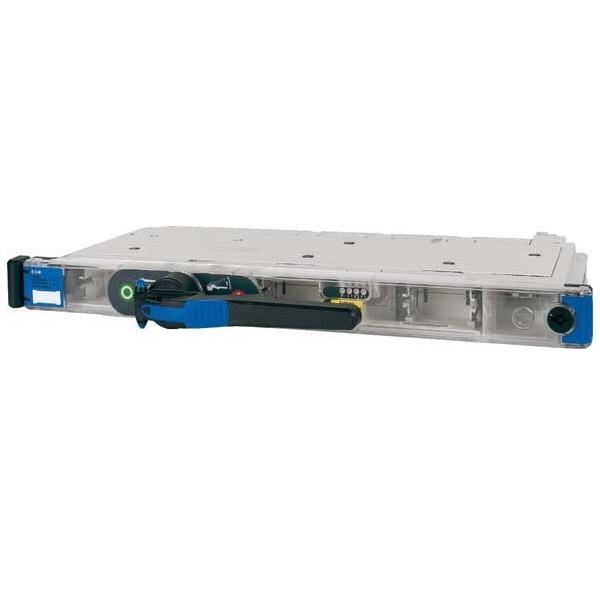 Nahaufnahme eines Servermoduls mit einem Griff und sichtbaren Anschlüssen.