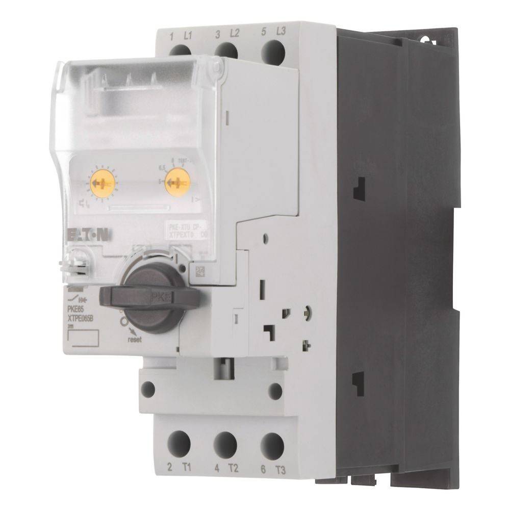 Ein grauer elektrischer Sicherungsautomat mit einer transparenten Schutzabdeckung, der zwei gelbe Drehknöpfe und einen schwarzen Schalter zeigt, der zur Steuerung von elektrischen Stromkreisen verwendet wird.