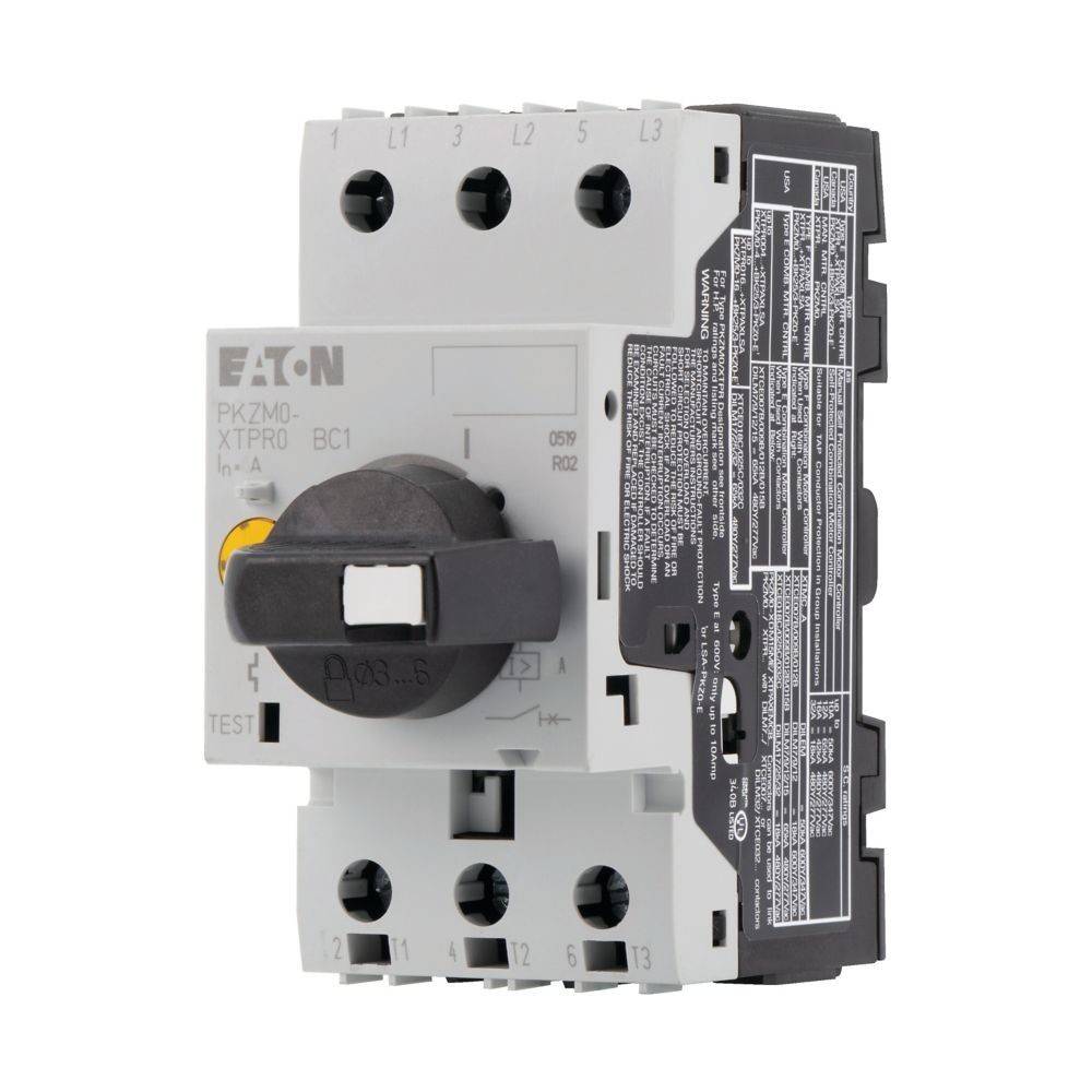 Ein Leistungsschalter mit der Bezeichnung 'Eaton PKZM0-XTPR0-BC1', ausgestattet mit Steuerungsschaltern und detaillierten Spezifikationen auf seinem Seitenpanel, der in elektrischen Systemen verwendet wird.