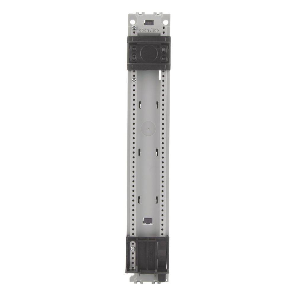 Eine Metallschiene mit Montageschlitzen und angebrachten schwarzen Modulen, die zur Organisation und Unterstützung elektrischer Geräte in einer Tafel verwendet wird.