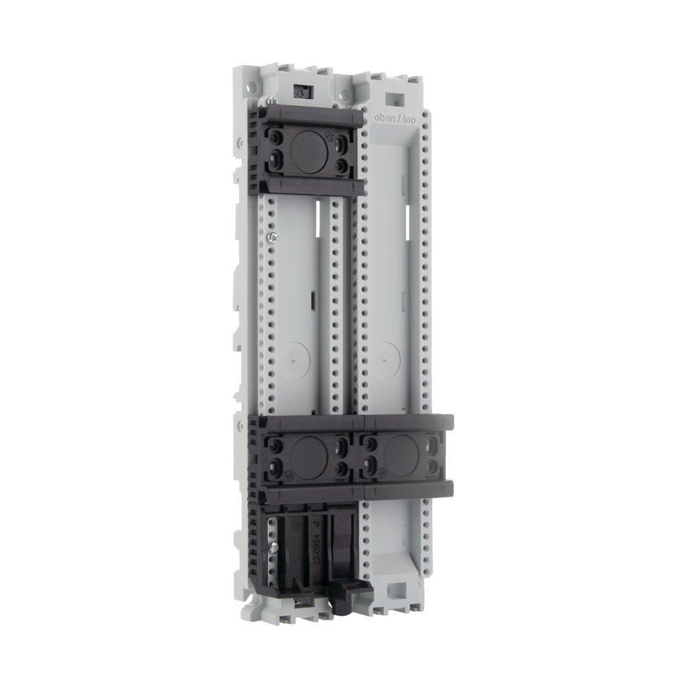 Ein grauer Elektroverteilungsplattenuntergrund mit mehreren Schlitzen und Anschlüssen, der zur Unterbringung von Sicherungsautomaten in der Gebäudeinfrastruktur verwendet wird.