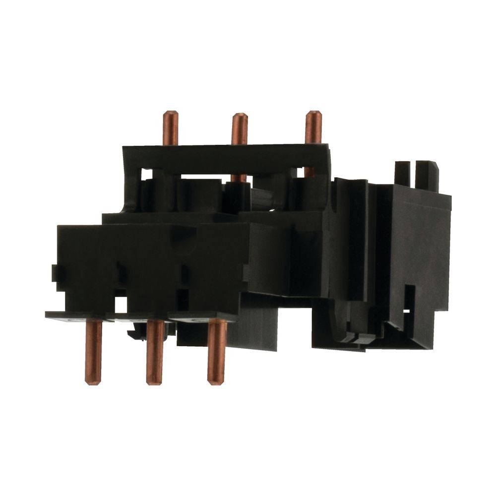 Eine Nahaufnahme einer schwarzen elektrischen Relaiskomponente mit mehreren hervorstehenden Kupferanschlüssen, die in elektronischen Schaltkreisen zum Schalten verwendet wird.
