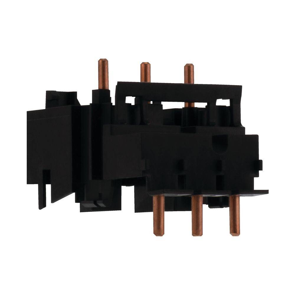 Eine schwarze und kupferfarbene elektrische Komponente mit mehreren Stiften und rechteckigen Schlitzen, höchstwahrscheinlich ein Verbindungs- oder Relaisbestandteil.