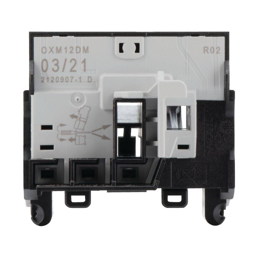 Eine Nahaufnahme eines elektrischen Schaltermoduls mit drei Anschlusspunkten und aufgedruckten Codes auf seiner Oberfläche, die Modell- und Chargeninformationen anzeigen.