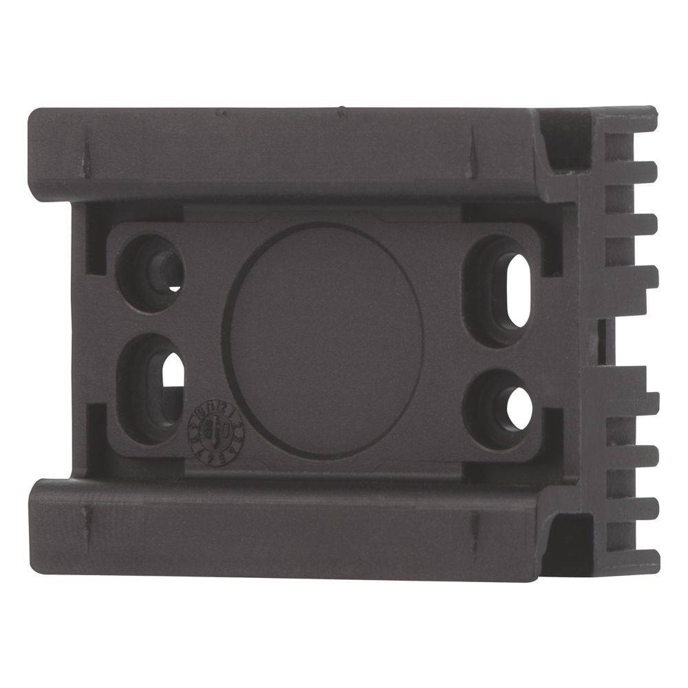 Ein dunkler rechteckiger mechanischer Baustein mit mehreren kreis- und rechteckförmigen Schlitzen, der in industriellen oder maschinellen Anwendungen eingesetzt wird.
