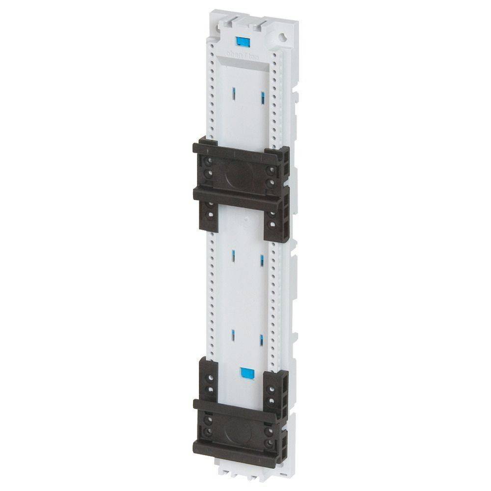 Ein isolierter modularer Montagebügel mit schwarzen Klammern und blauen Komponenten, der zum Befestigen von elektronischen oder elektrischen Geräten in Bedienfeldern verwendet wird.