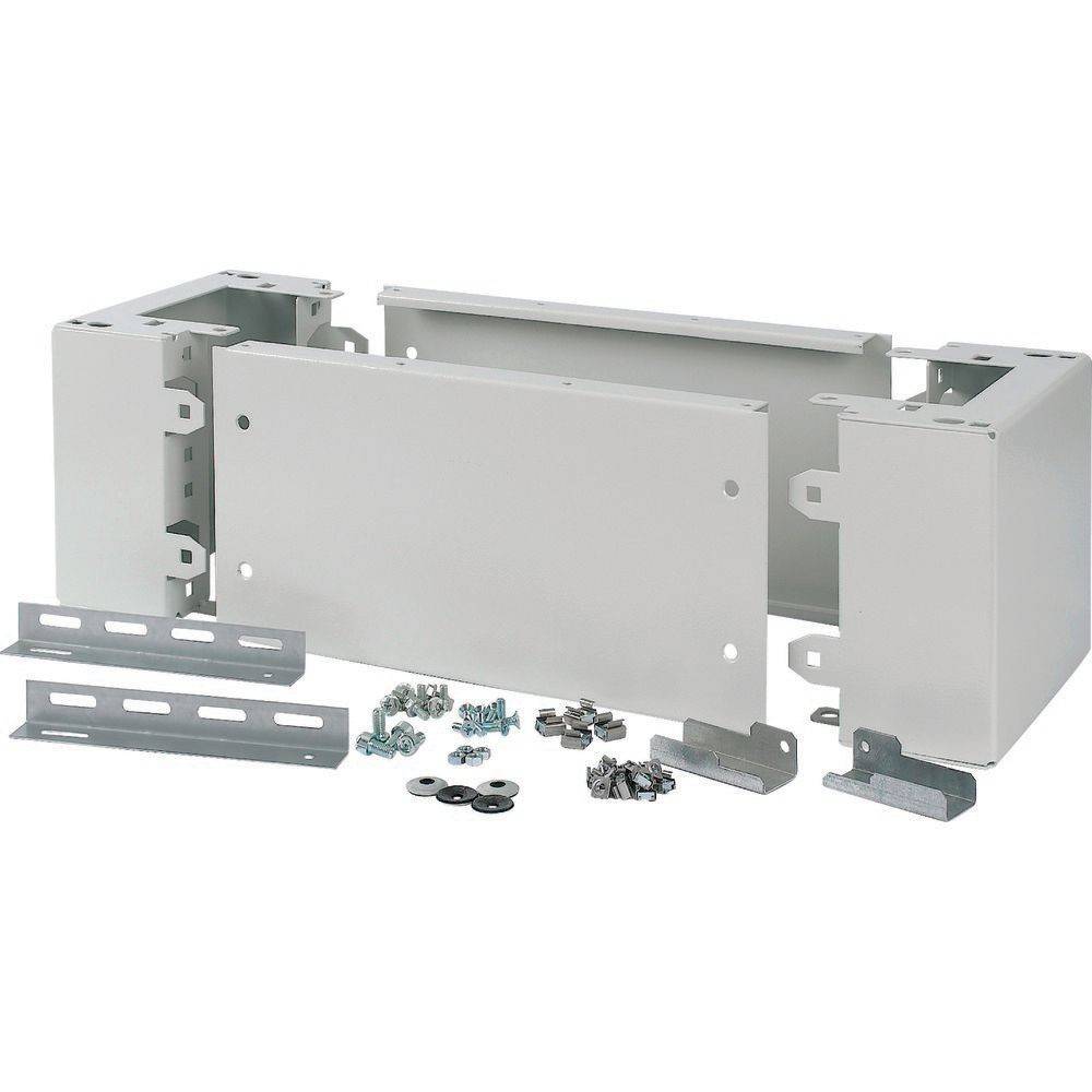 Metallmontage-Set bestehend aus Halterungen, Schrauben und Bolzen, das für die Installation von elektrischen oder industriellen Geräten vorgesehen ist.