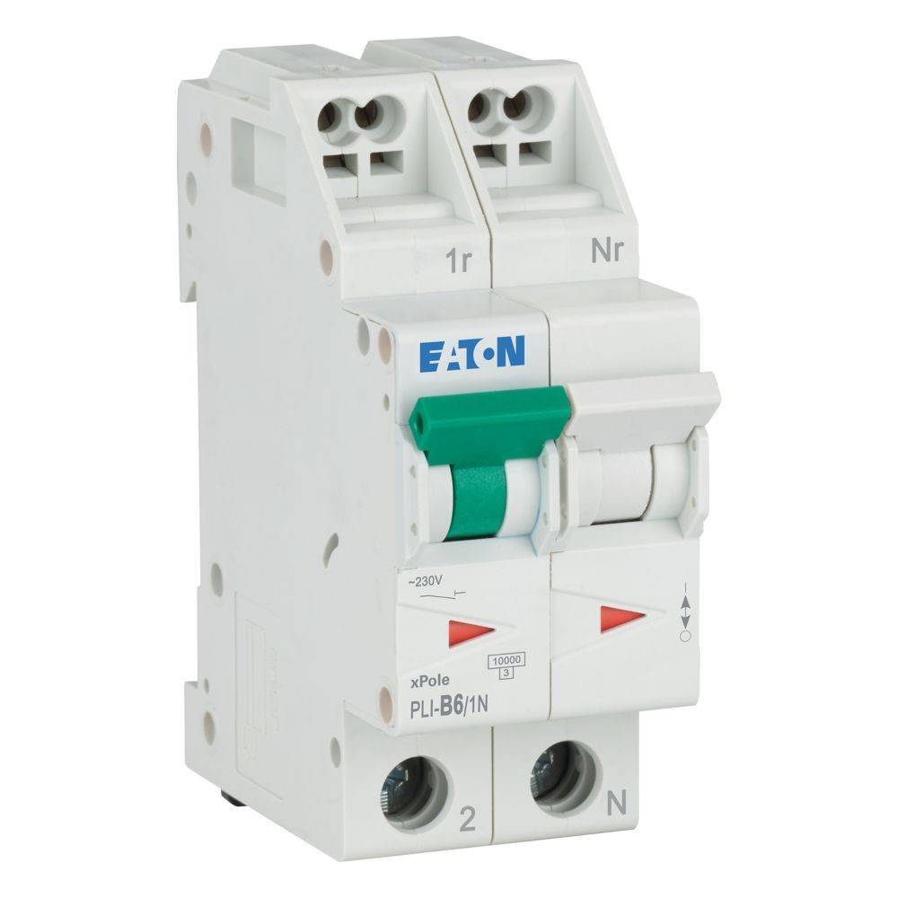 Ein weißer Eaton-Leitungsschutzschalter Modell PLI-B6/1N mit grünem Schalter, beschriftet mit '1r' und 'Nr', verwendet für elektrische Sicherheit.