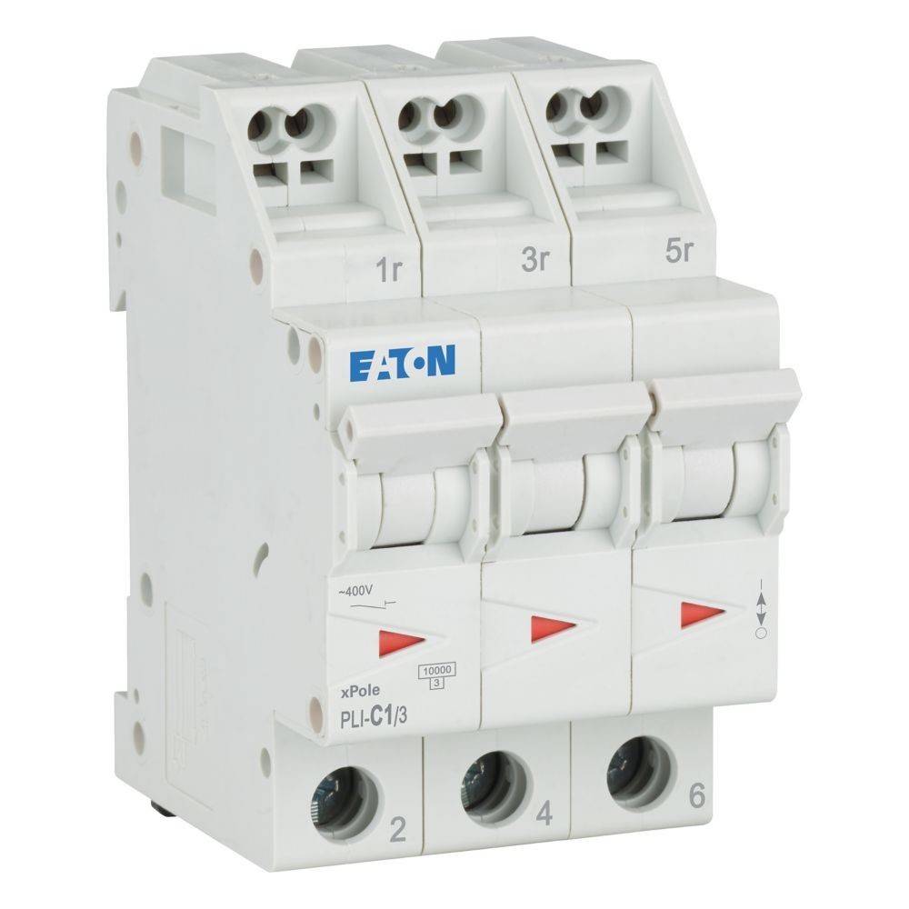 Ein weißer Dreipol-Leistungsschalter mit der Bezeichnung 'xPole PL4-C/1' mit drei Schaltern und roten Pfeilen, die die Ausschaltposition anzeigen, der für elektrische Sicherheit verwendet wird.