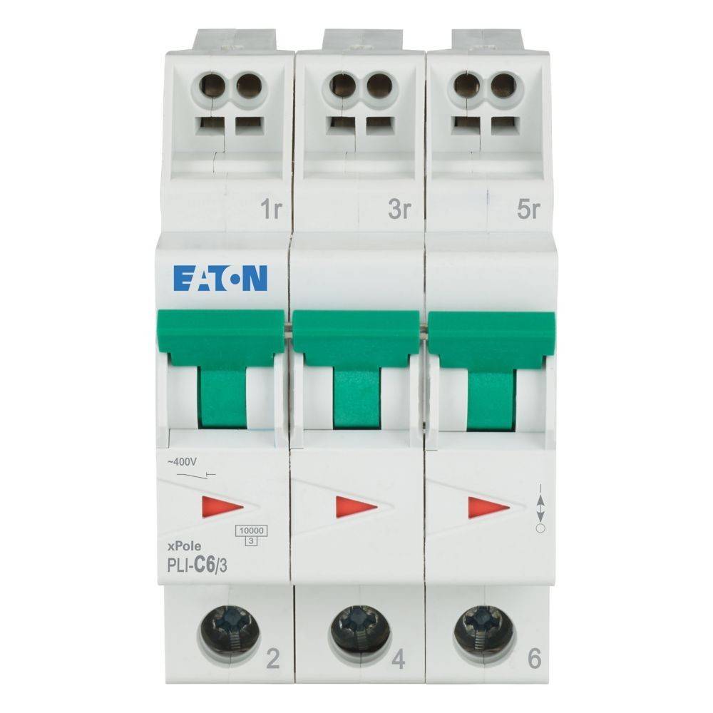 Ein weißer dreipoliger Leitungsschutzschalter mit grünen Schaltern, beschriftet mit ‚Eaton xPole PLI-C6'; Spannung gekennzeichnet als 400V.